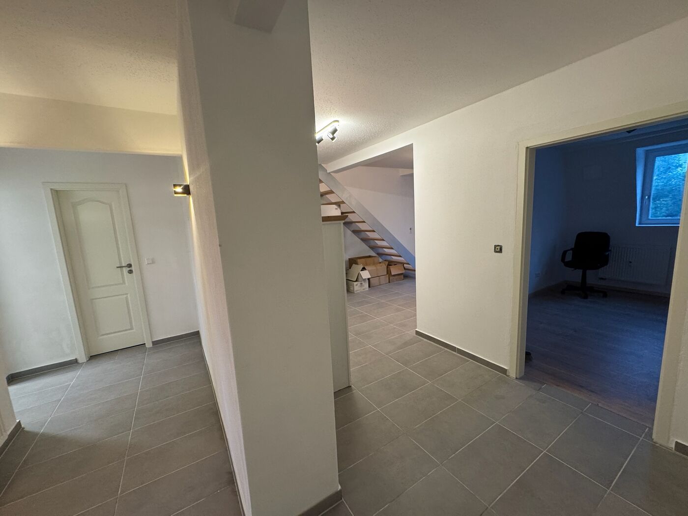 Nachher: Wohnbereich mit offener Treppe - Kulmbach