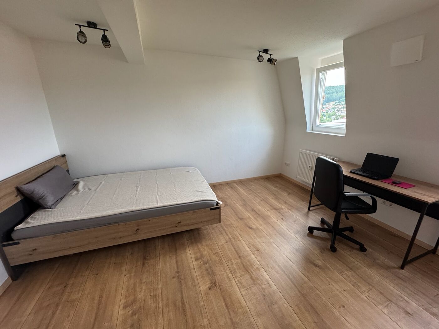 Nachher: Schlafzimmer mit Arbeitsplatz - Kulmbach