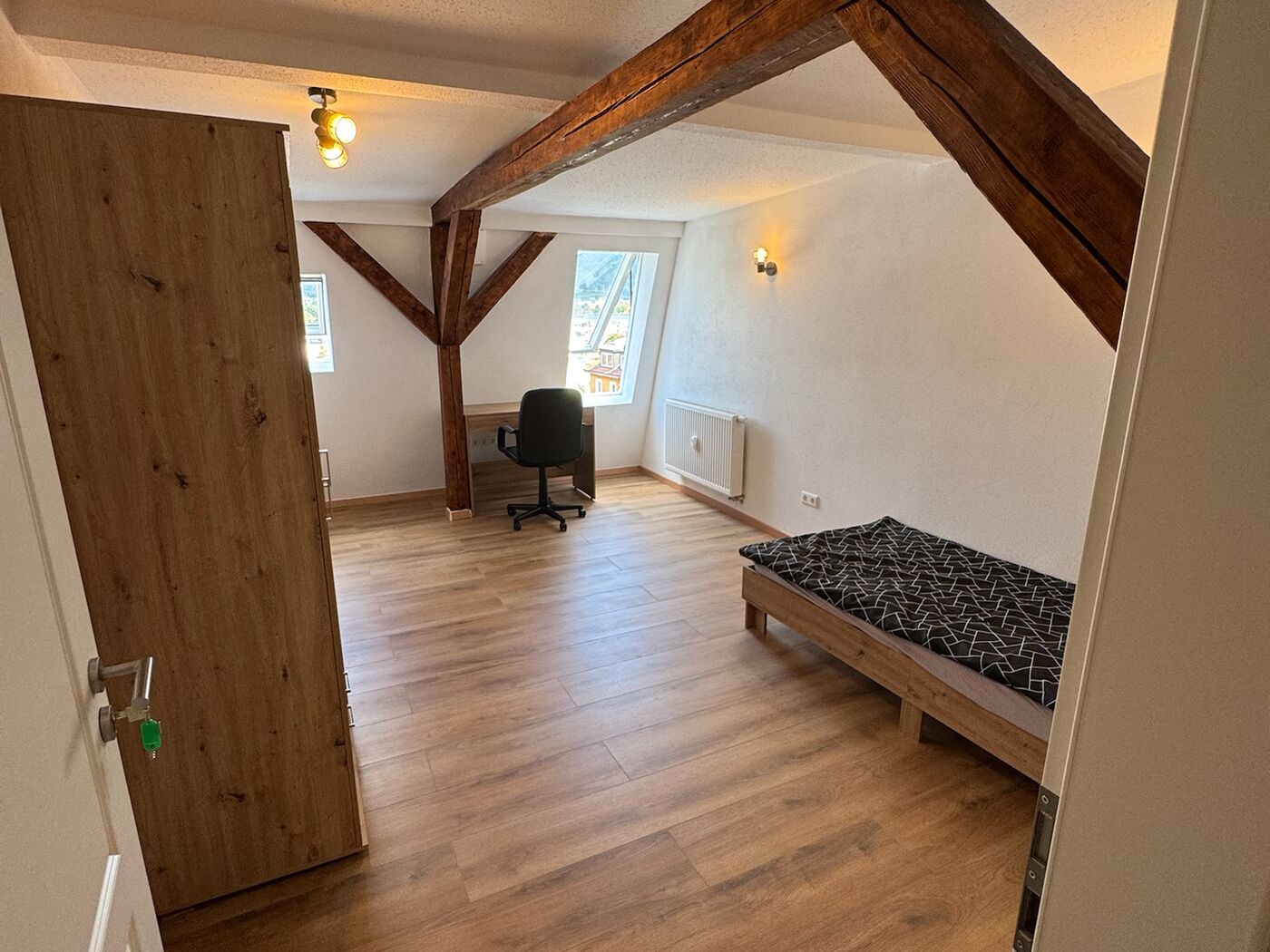 Nachher: DG-Schlafzimmer mit Holzbalken - Kulmbach