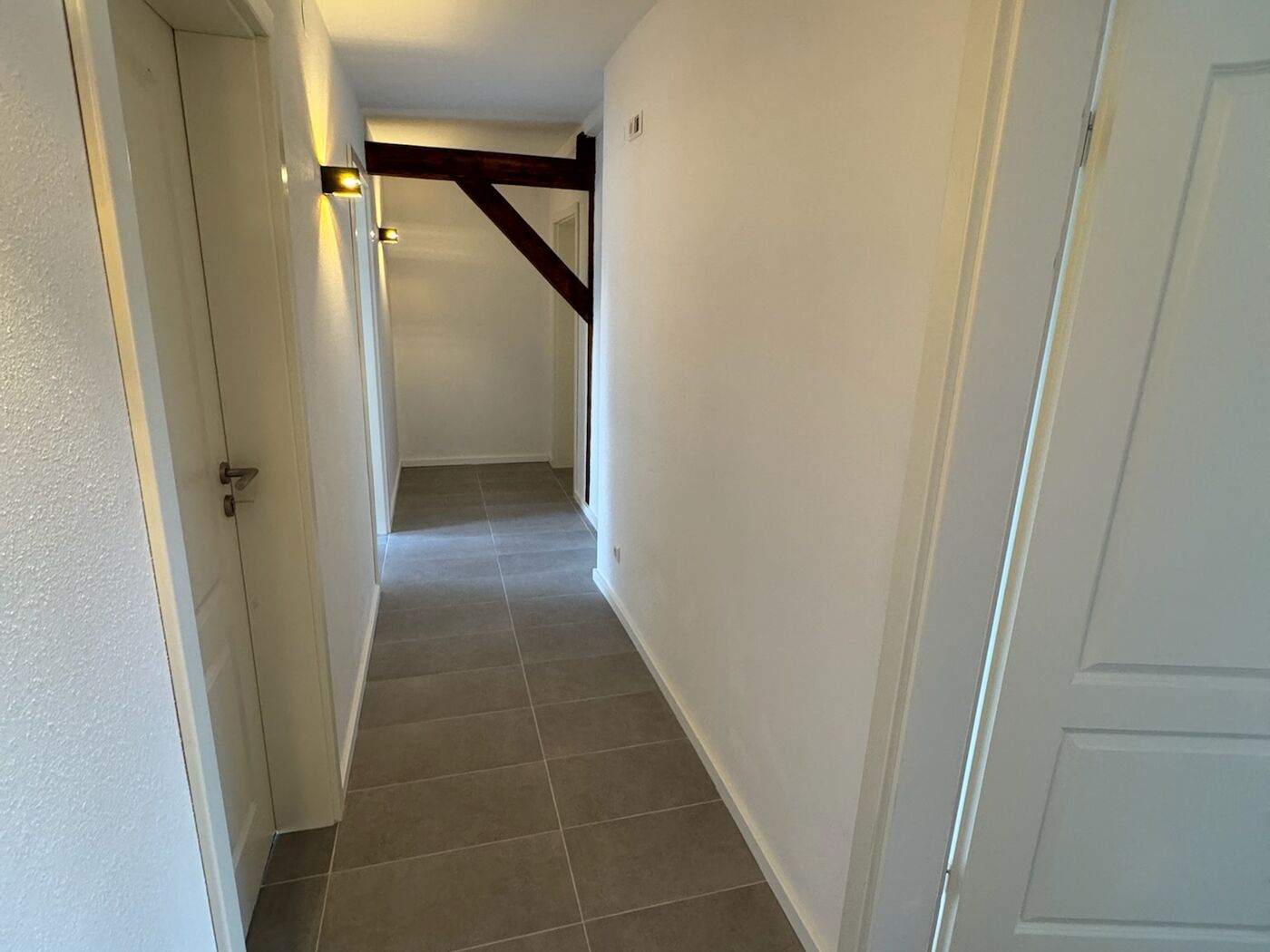 Nachher: Flur mit Holzbalken - Kulmbach