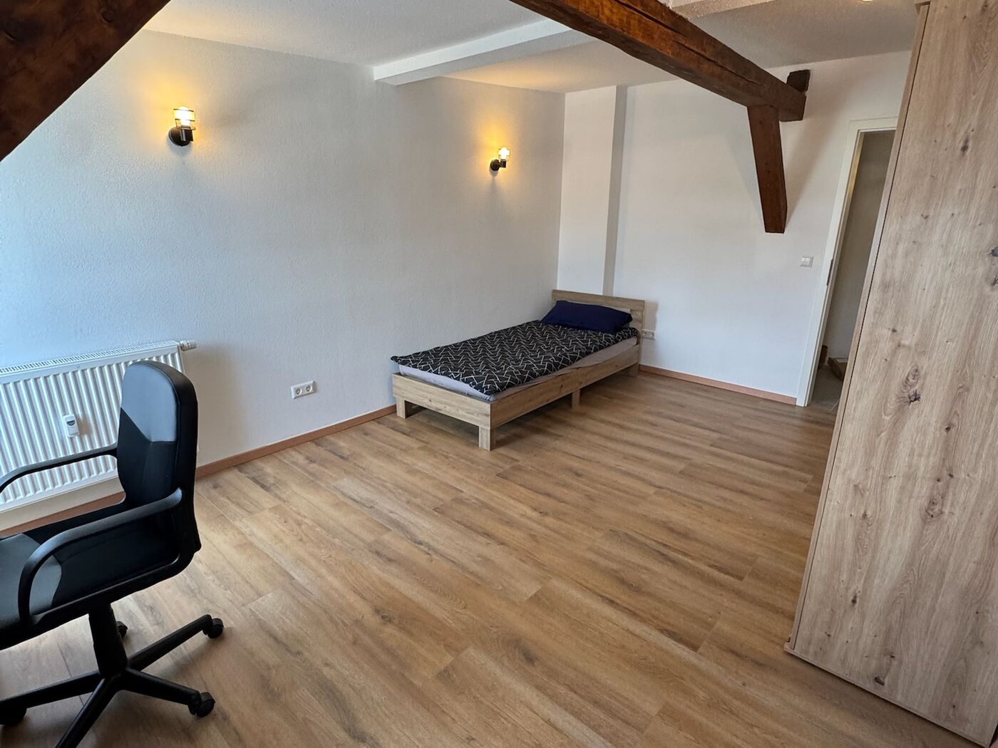 Nachher: Wohnbereich mit Holzbalken-Decke - Kulmbach