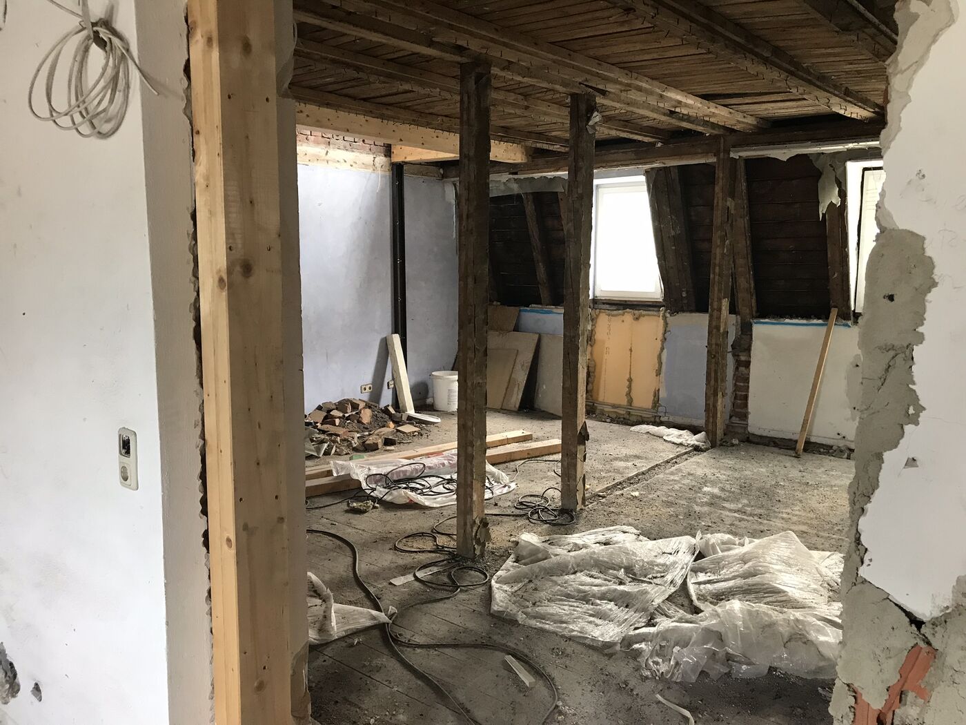 Vorher: Wohnbereich mit offener Treppe - Kulmbach