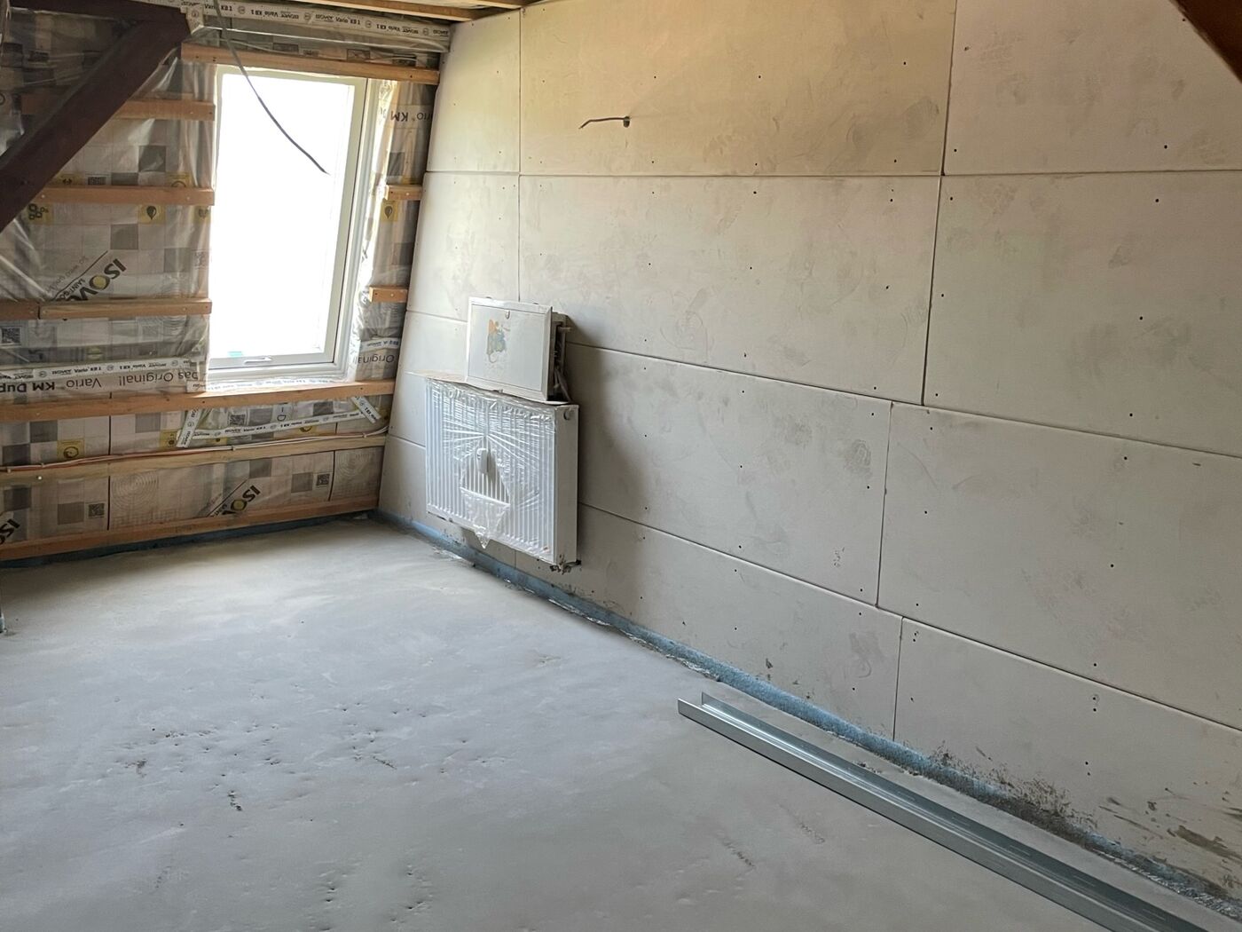 Vorher: DG-Schlafzimmer mit Holzbalken - Kulmbach