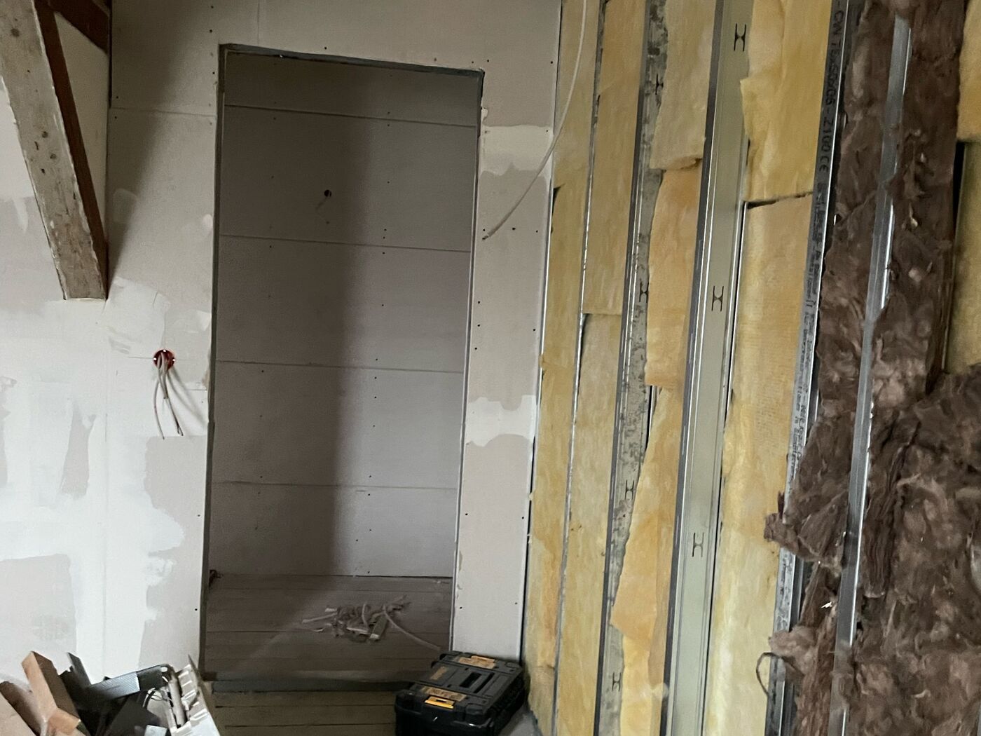 Vorher: Wohnbereich mit Holzbalken-Decke - Kulmbach