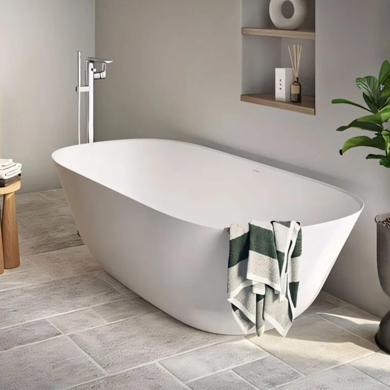 Hochwertig saniertes Badezimmer mit freistehender Badewanne