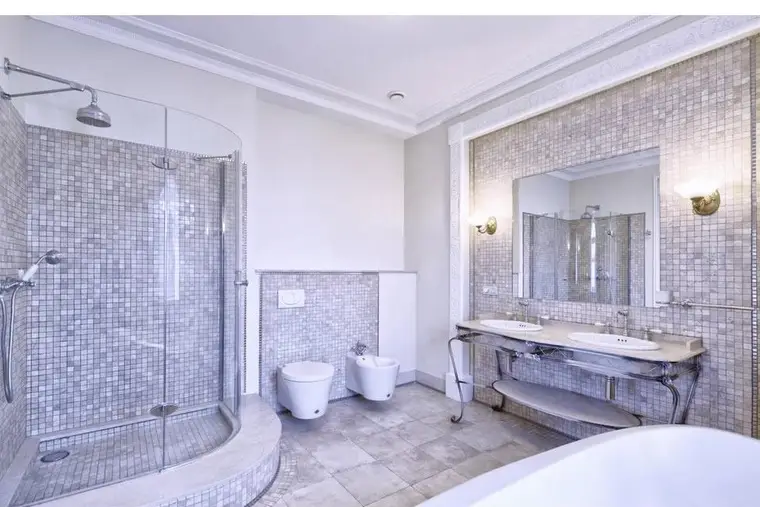 Modern saniertes Badezimmer in Stuttgart