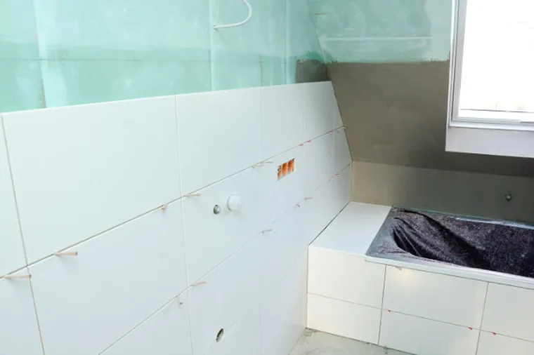 Modernes saniertes Badezimmer